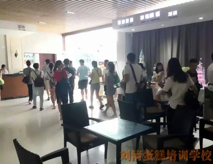 学做蛋糕去哪里学？看看刘清这现场报名盛况你就造了