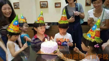 寿星诞辰，刘清蛋糕培训学校祝钟懿小朋友生日快乐！