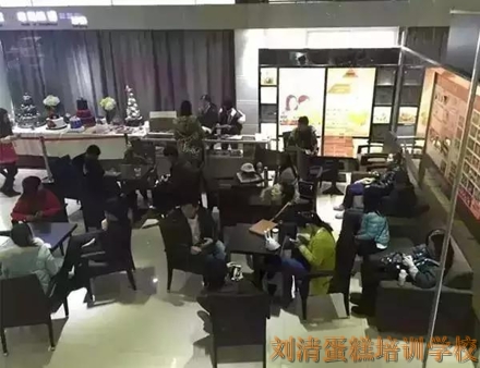 为什么10人中有8人选刘清私房烘焙学校？他们有话要说