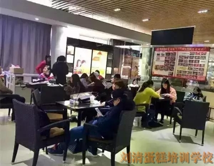 为什么10人中有8人选刘清私房烘焙学校？他们有话要说