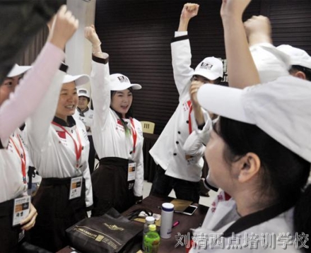 别浪费钱了！大家都在抢报这西点培训学校的免费开店课程！