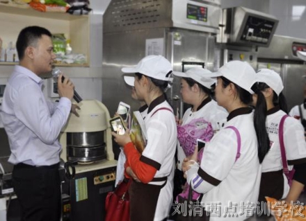 别浪费钱了！大家都在抢报这西点培训学校的免费开店课程！