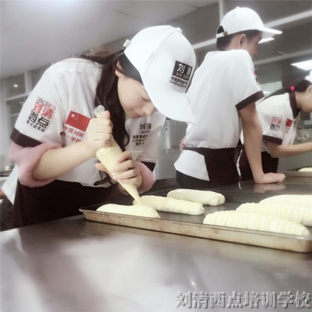 为什么说，西点培训学校学烘焙的女人最有魅力！